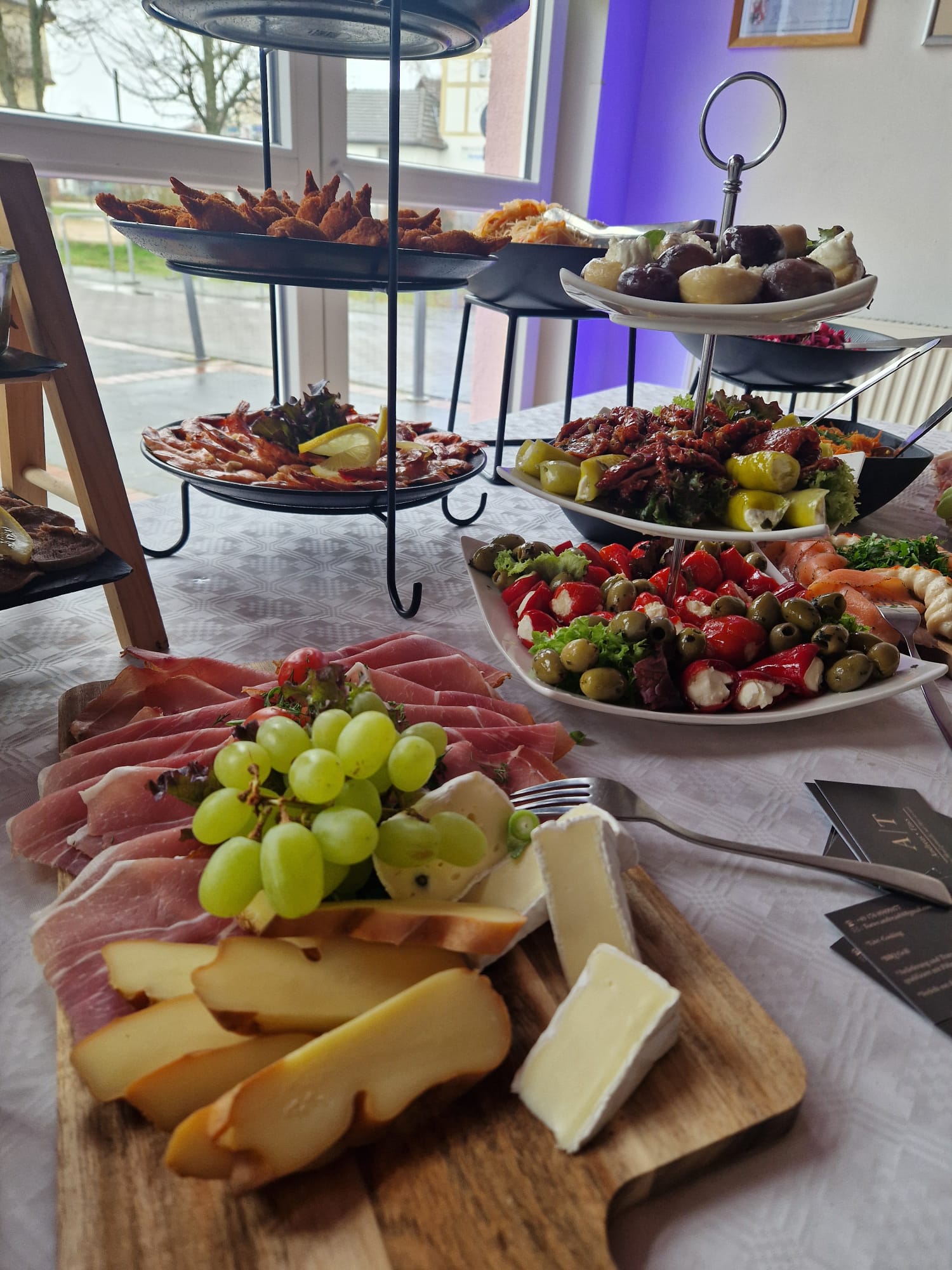 Antipasti-Etagere und Käseplatte
